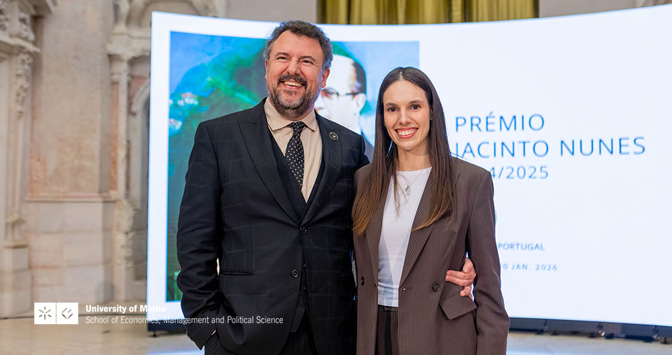 Luís Aguiar-Conraria and Cláudia Moreira